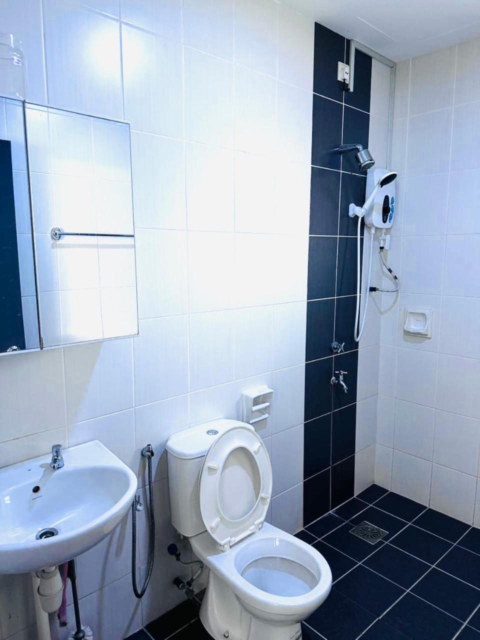 Sandakan Spacious And Comfortable Pool View Condo エクステリア 写真